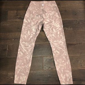 lululemon athletica wunder unders size 6